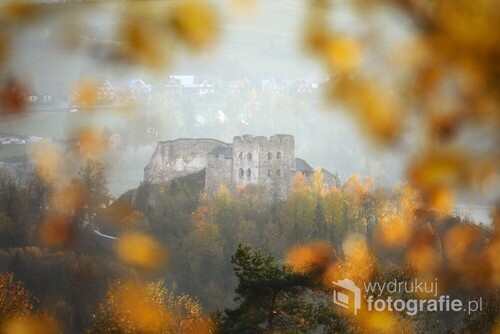 Zamki mają w sobie coś magicznego i tajemniczego, dlatego chciałem dodać nieco mistycznego charakteru. Poza kolorowym wieńcem sprzyjał temu nieco mglisty dzień. Złota polska jesień to czas dla niezwykle barwnych fotografii. Na zdjęciu ruiny zamku Czorsztyn.