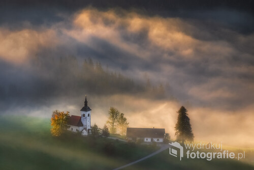 Mały kościółek gdzieś w górach Słowenii.