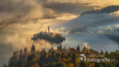 Słowenia, jezioro Bled o wschodzi słońca.