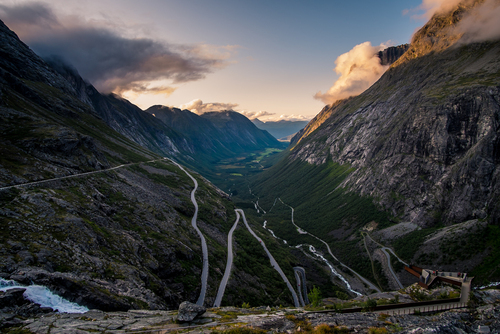 Droga Trolli w Norwegii podczas zachodu słońca