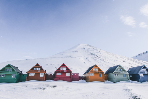 Norweska zabudowa na Spitsbergenie w Longyearbyen, najbardziej na północ wysuniętej miejscowości na świecie.