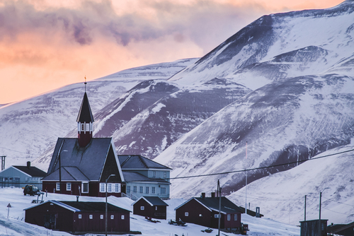 Kościół w najbardziej na północ położonym miasteczku na świecie, Longyearbyen, Spitsbergen, Norwegia