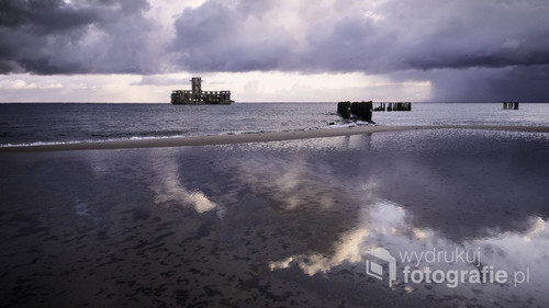 Marcowy świt w okolicy torpedowni na plaży w Gdyni Babich Dołach