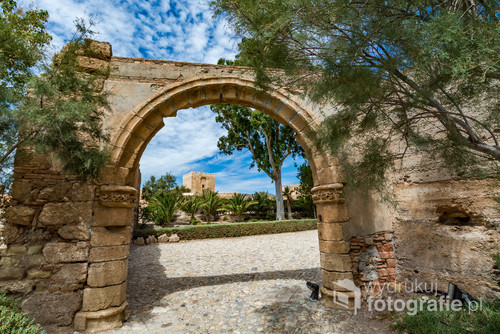 Widok przez jedną z bram na zamku w Almerii, Costa Tropical, Hiszpania