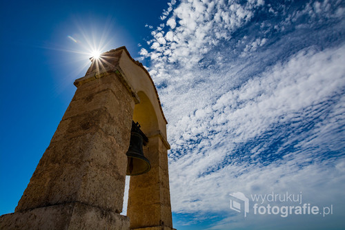 Słońce wychodzące zza dzwonnicy na zamku w Almerii, Costa Tropical, Hiszpania