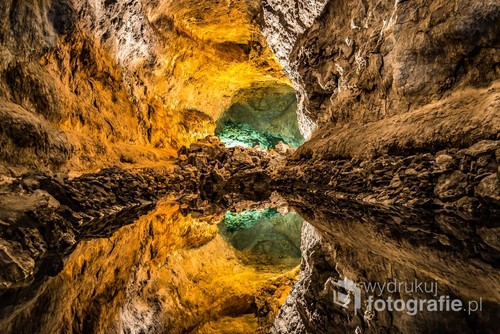 Zdjęcie zostało zrobione w tunelu lawowym Cueva de los Verdes na wyspie Lanzarote. Podczas zwiedzania natrafia się na to miejsce i najpierw wydaje się, że w ziemi jest dziura, którą można przejść dalej, ale po jakimś czasie, gdy oczy przyzwyczają się do widoku, okazuje się, że jest to 