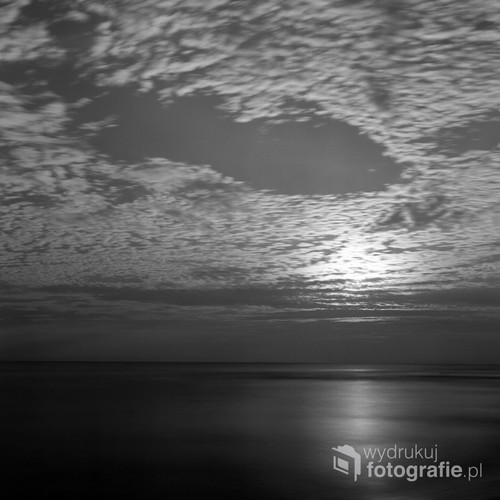 Lipiec 2019
Morze Bałtyckie

Fotografia wykonana na długim czasie, analogowym średnioformatowym aparatem.