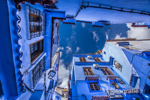 Zdjęcie wykonano w 2015 roku w Marokańskim mieście Szafszawan. Miasto w północnym Maroku, ok. 43 tys. mieszkańców. Miasto przyciąga wielu turystów ze względu na charakterystyczną architekturę - domy o błękitnych fasadach. 