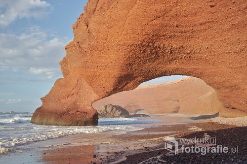 Legzira – marokańska dzika plaża, znajduje się w miasteczku Tioughza pomiędzy miastami Tiznit i Sidi Ifni, około 150 km na południe od Agadiru i 10 km na północ od Sidi Ifni. Jej krajobraz i fale stanowią atrakcję dla turystów oraz surferów.