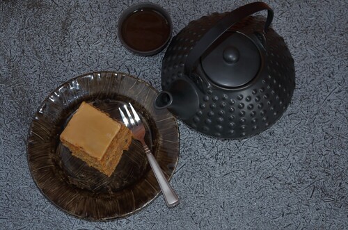 ciasto marchewkowe przekładane budyniem karmelowym herbata czarna .