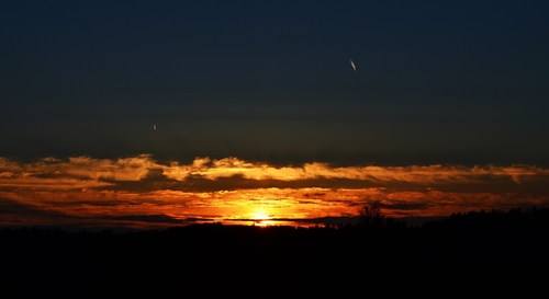 zachód słońca niczym płomienie oraz spadające meteoryty ,rzadko spotykane zjawisko
