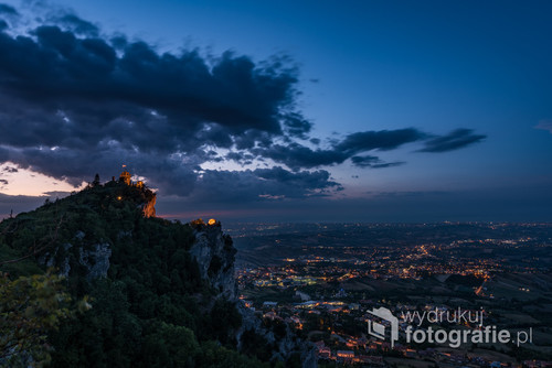 Najwyższy szczyt Republiki San Marino ze wzniesioną na nim drugą wieżą nazywaną Cesta.