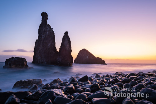 Fotografia przedstawia skały smagane przez Atlantyk w okolicach Ribeira Da Janela na Maderze.