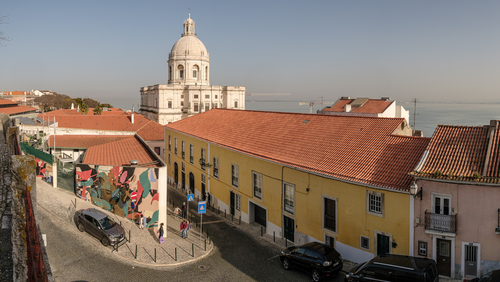 Panteon Narodowy w Lizbonie - Panteão Nacional – panteon narodowy Portugalii, mieszczący się w starym Kościele Santa Engrácia.
Utworzony na mocy dekretu z dnia 26 września 1836 r Panteon Narodowy jest miejscem uhonorowania i zachowania pamięci o obywateli portugalskich, którzy wyróżnili się poprzez służbę dla kraju, w ramach wykonywania wyższych urzędów publicznych, wyższą służbą wojskową, ekspansji kultury portugalskiej, literackiej, naukowej i artystycznej lub obrony wartości cywilizacji, ze względu na godność osoby ludzkiej i wolności

