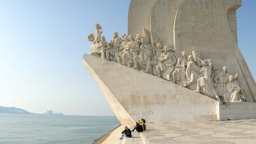 Pomnik odkrywców - Padrão dos Descobrimentos
Monumentalny pomnik, znajdujący się w lizbońskiej dzielnicy Belém. Obecna konstrukcja została odsłonięta w 1960, dokładnie w pięćsetną rocznicę śmierci księcia Henryka Żeglarza. Sama konstrukcja jest zbudowana z betonu, ma kształt karaweli i liczy sobie 52 metry wysokości.
Pomnik przedstawia ważne postacie z okresu wielkich odkryć geograficznych, zarówno żeglarzy, jak i naukowców i misjonarzy. Są to m.in. Henryk Żeglarz, Vasco da Gama, Ferdynand Magellan, Diogo Cão, Nuno Gonçalves, Luís de Camões, Bartolomeu Dias, Afonso de Albuquerque.
Przed pomnikiem położona jest marmurowa mozaika o średnicy 50 m, przedstawiająca mapę i trasy podróży portugalskich odkrywców. Mozaika ta została podarowana w 1960 r. przez RPA.
