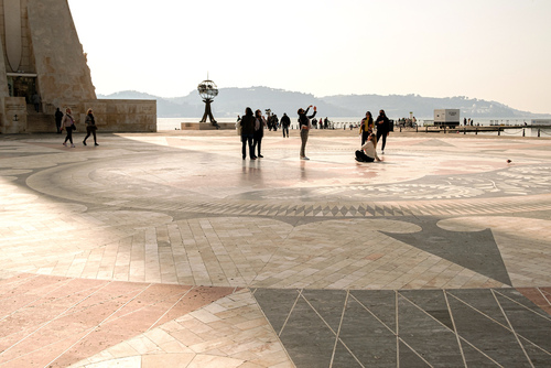 Padrão dos Descobrimentos - Marmurowa mozaika
Przed monumentem odkrywców znajduje się marmurowa mozaika o średnicy 50 m, przedstawiająca mapę i trasy podróży portugalskich odkrywców. Mozaika ta została podarowana w 1960 r. przez RPA.

