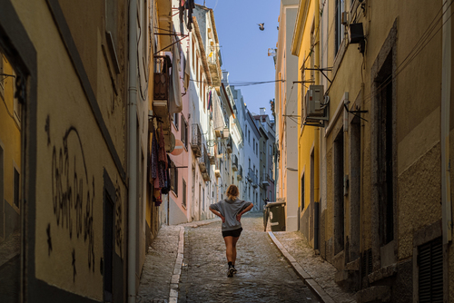 Najbardziej znaną i najczęściej opisywaną dzielnicą Lizbony jest historyczna Alfama. Labirynty uliczek, zniszczone płytki azulejo, pranie wywieszone na zewnątrz czy ściany pomalowane graffiti. Na pewno Alfama ma swój niepowtarzalny klimat, który odróżnia ją od reszty miasta...
Zdjęcie jest fragmentem zbioru prac pt. „Lisboa 2022”. Wykonane techniką cyfrową. Limitowana liczba sztuk 10. Więcej o całym cyklu można przeczytać i zobaczyć w publikacji: https://issuu.com/matoryn/docs/lizbona_part1_luty2022
