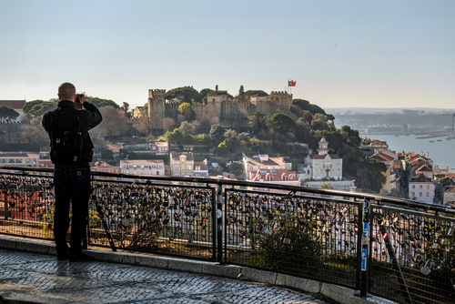 Graça, punkt widokowy Nossa Senhora do Monte widok na Zamek Świętego Jerzego. Taras widokowy Nossa Senhor do Monte jest najwyżej położonym punktem widokowym w Lizbonie. Znajduje się w dzielnicy Garca. Jest jednym z najczęściej odwiedzanych tego typu miejsc w stolicy Portugalii. Taras oferuje panoramiczny widok na całe stare miasto i okolice...
