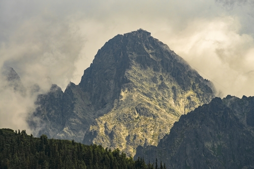 Słowacja - Łomnicki szczyt w Tatrach otoczony chmurami, przez które tylko na chwilę przedarły się promienie Słońca. To piękne widowisko trwało bardzo krótko.