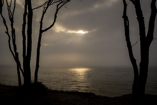 Harmonijna kompozycja, gdzie ciemność spotyka się ze światłem (wybrzeże Bałtyku).
