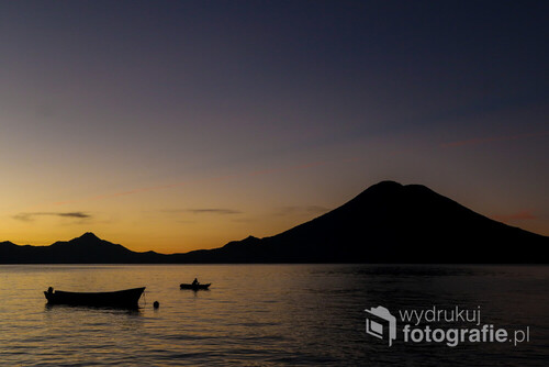 Poranek nad jeziorem Atitlán w Gwatemali. Zdjęcie wykonane w 2020 r.