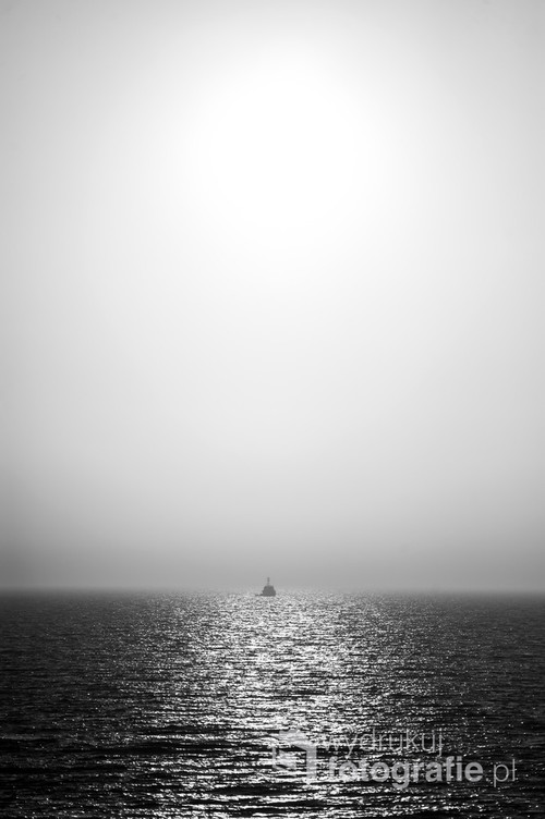 Wojskowy holownik wchodzi do portu podczas mgły