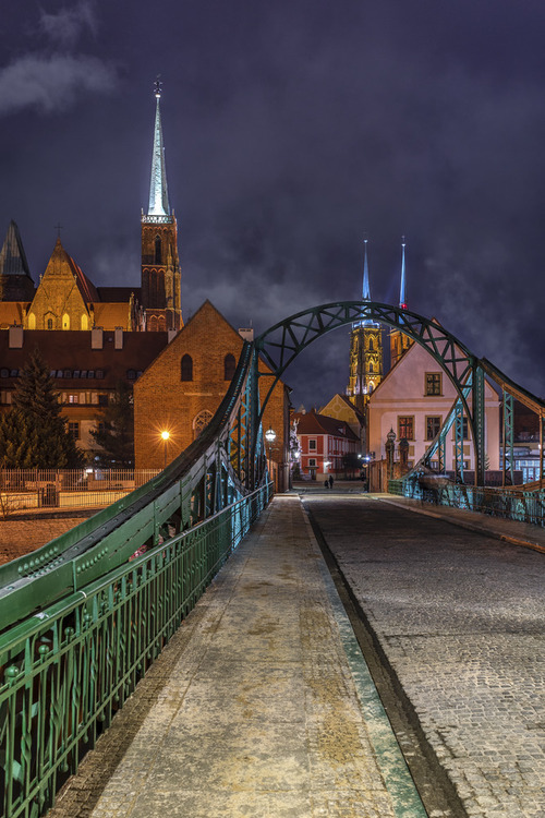 Jedno z najbardziej klimatycznych miejsc we Wrocławiu, a być może nawet w Polsce ogółem. Ostrów Tumski, sfotografowany z perspektywy mostu nad Odrą pewnej wiosennej nocy.