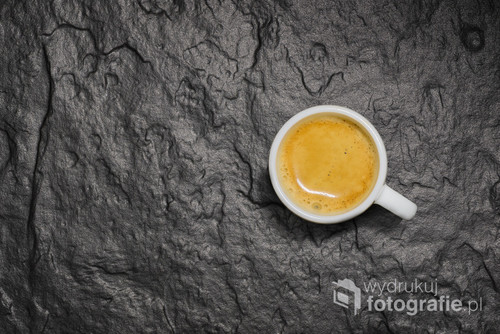 Filiżanka kawy espresso na kamiennej płycie.