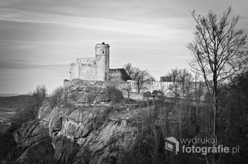 Fotografia przedstawia ruiny średniowiecznego zamku Chojnik który znacznie góruje nad Sobieszowem -dzielnicą miasta Jelenia Góra. 