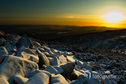 Zdjęcia przedstawia wschód słońca które zostało wykonane ze szczytu Śmielca w Karkonoszach.