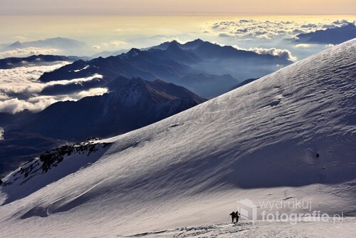 Szczęście nie za górami - widok ze stoków Elbrusa, Kaukaz, Rosja. 