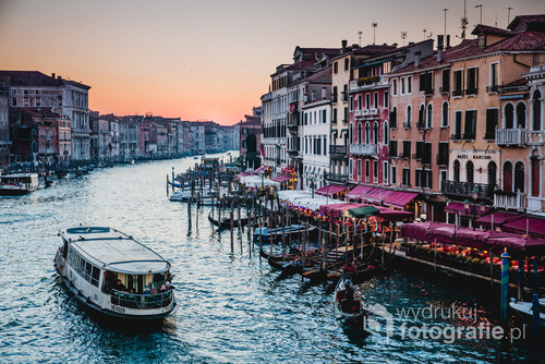 Wieczorna Wenecja - najpiękniejszy zachód słońca na Rialto Bridge. Mnóstwo restauracji i pięknych miejsc. 
