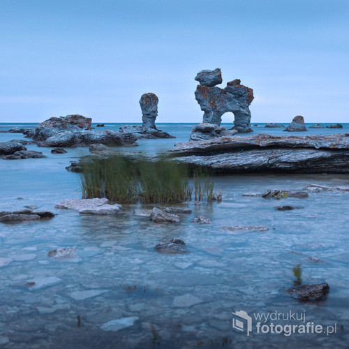 Zdjęcie przedstawia skałę symbol wyjątkowego wybrzeża magicznej wyspy Farö. Obfituje ono w raukary, o niespotykanych kształtach, wyrzeźbione przez fale morskie. Wyspa ukochana przez Ingmara Bergmana i wielu miłośników jego filmów. Wybrana przez reżysera, ze względu na swoje walory krajobrazowe i klimatyczne, do licznych plenerów filmowych.  Jego samotnia i miejsce ostatniego spoczynku.