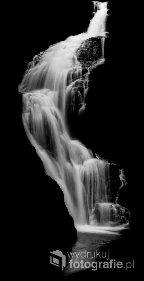 Nowy sposób obróbki zdjęcia przedstawia to co na nim najważniejsze czyli wspaniały wodospad Kamieńczyka z jego kaskadami. Wszystko co by było w stanie rozproszyć nasz wzrok zostało pozbawione jakichkolwiek detali oraz światła.