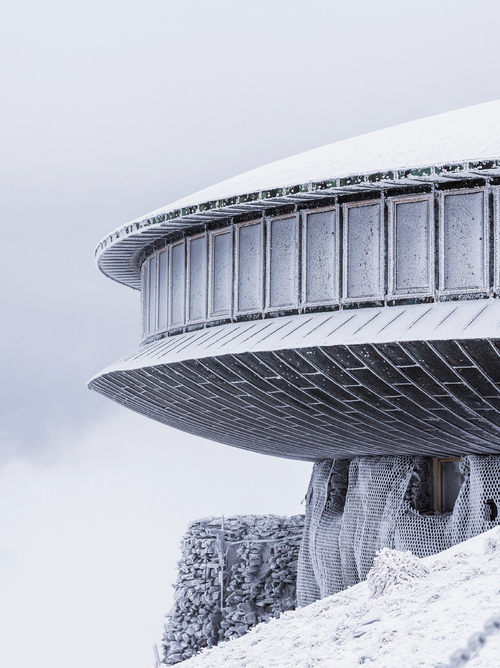 Kultowy spodek na Śnieżce. Nagradzany obiekt architektoniczny codziennie wystawiany na najcięższe warunki pogodowe. Doceniany zarówno przez górołazów jak i fanów architektury.