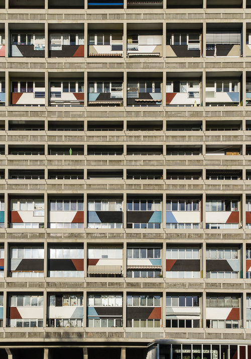 Jedna z kultowych jednostek mieszkaniowych słynnego Le Corbusiera. Ta stojąca w Berlinie różni się od pozostałych wysokością kondygnacji, co zostało wymuszone przez niemieckie przepisy budowlane. Nie przeszkadzało to Corbusierowi, żeby obrazić się o to na decydentów.
