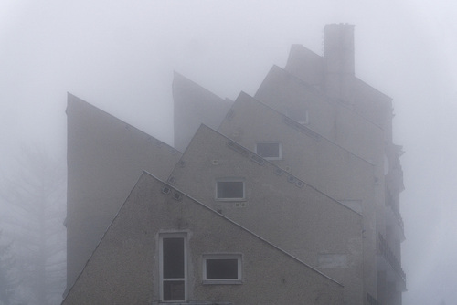 Wyjątkowy dom wczasowy u stóp Karkonoszy. Nietuzinkowa geometria i kaskadowość idealnie komponują się z mgłą, która podkreśla głębie kształtów.