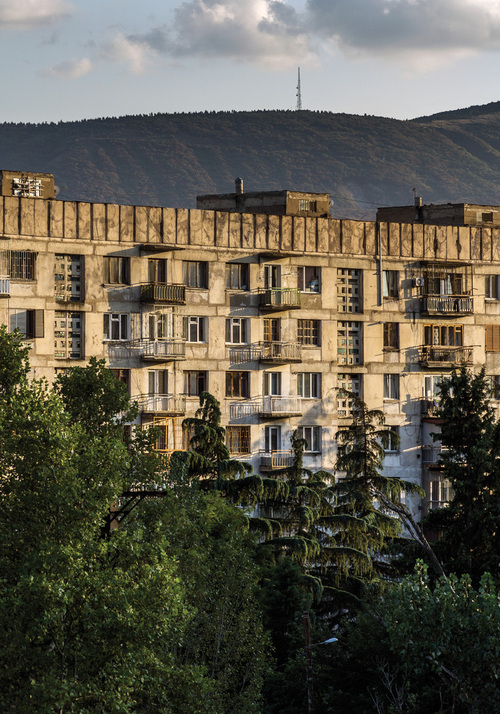 Najlepszy miks socmodernizmu i gór to stolica Gruzji - Tbilisi. Najwyższej klasy betonowa architektura doskonale komponuje się z kaukaską topografią terenu.