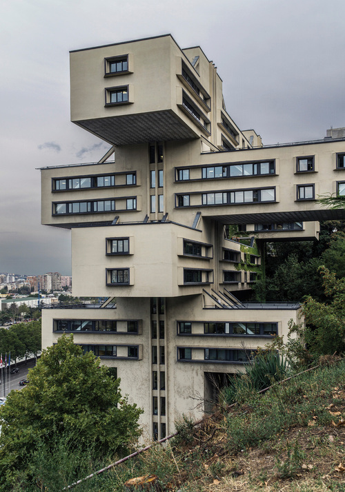 Słynne klocki tym razem doczekały się architektonicznej adaptacji w rozmiarze XXL. Budynek dawnego Ministerstwa Transportu w Tbilisi to ikona postsowieckiego modernizmu.