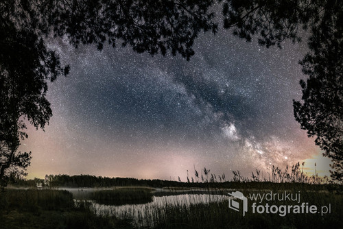 Panorama nocnego nieba złożona z kilku pionowych zdjęć. Zdjęcie w bardzo wysokiej rozdzielczości. 