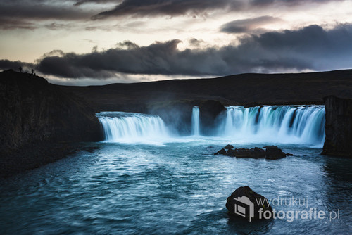 Fotografia przedstawia wodospad Godafoss na Islandii. Była to do tej pory najbardziej ekscytująca podróż mojego życia. Niezliczona ilość pięknych wodospadów i krajobrazów.
