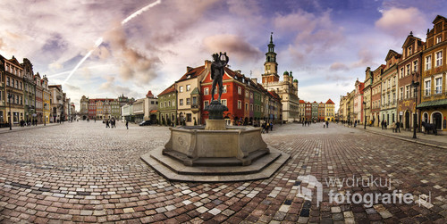 Panorama rynku w Poznaniu wykonana tuż przed zachodem słońca. Fotografia była wyróżniona w konkursie miasta poznań.