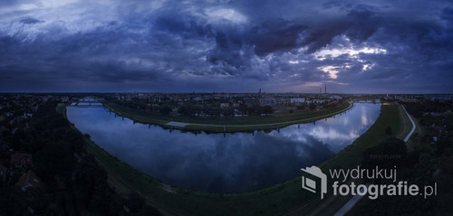 Panorama brzegu odry wykonana z lotu ptaka we Wrocławiu