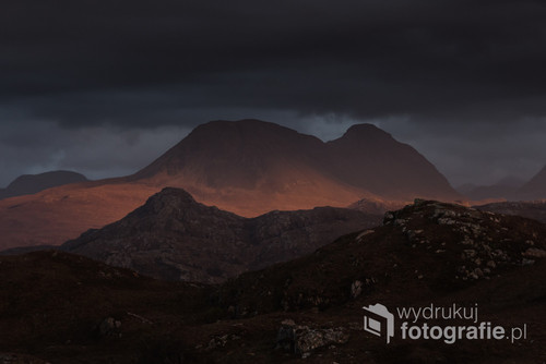Fotografia została wykonana w dalekiej Szkocji tuż przed zachodem słońca i całonocnej ulewie.
Był to ostatni widok z namiotu