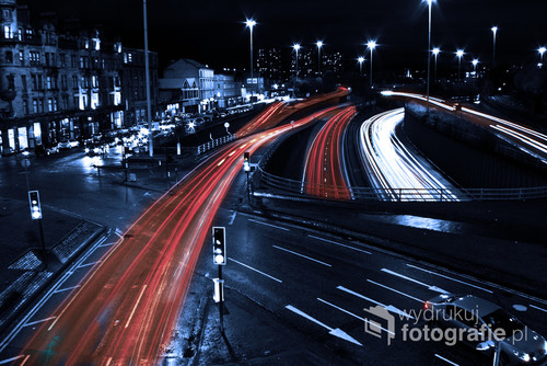 Wjazd na autostrade w centrum Glasgów sfotografowany na długim czasie naświetlania.