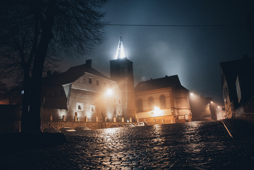 Fotografia przedstawia widok z Bystrzyckiego PKP na zabytkową basztę rycerską oraz muzeum filumenistyczne. Powstała ona pod natchnieniem mgły i mokrej nawierzchni po deszczu, która stworzyła niepowtarzalny klimat tego uroczego miasteczka