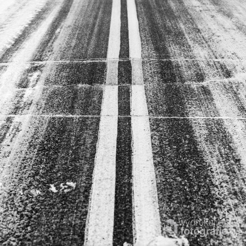 Fotografia analogowa średnioformatowa. Zaśnieżona droga asfaltowa gdzieś na Podlasiu.
