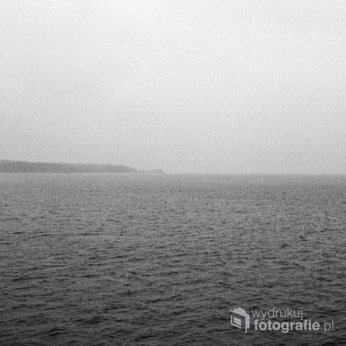 Fotografia analogowa średnioformatowa. Wykonana podczas mglistego dnia nad zalewem Goczałkowickim.