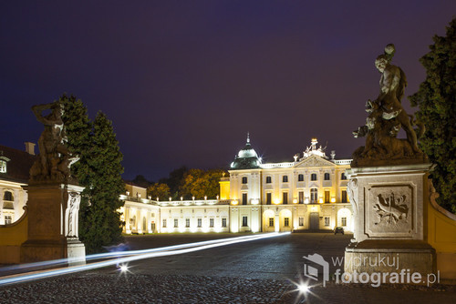 Pałac Branickich w Białymstoku. Fotografia nocna wykonana w październiku 2013 roku.