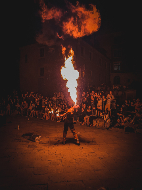 Plucie ogniem to zawsze widowiskowe zjawisko. Podczas Karnawału Sztukmistrzów można było doświadczyć tego niesamowitego show. 
Zdjęcie zostało wyróżnione w World's Top 10 Mobile Photo Contest 2021.